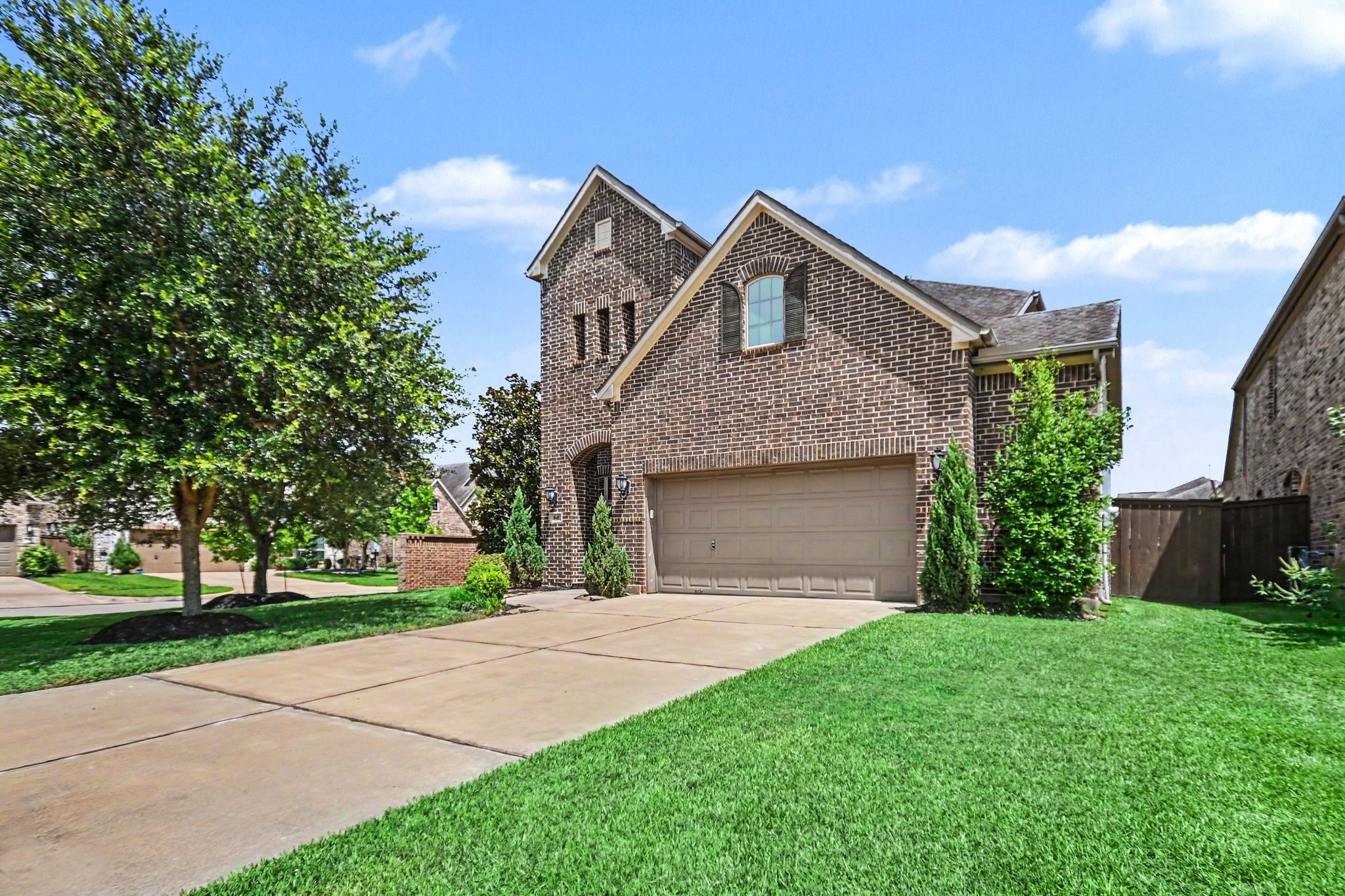 641 Kickapoo Court Webster, TX 77598 - Photo 2 of 39