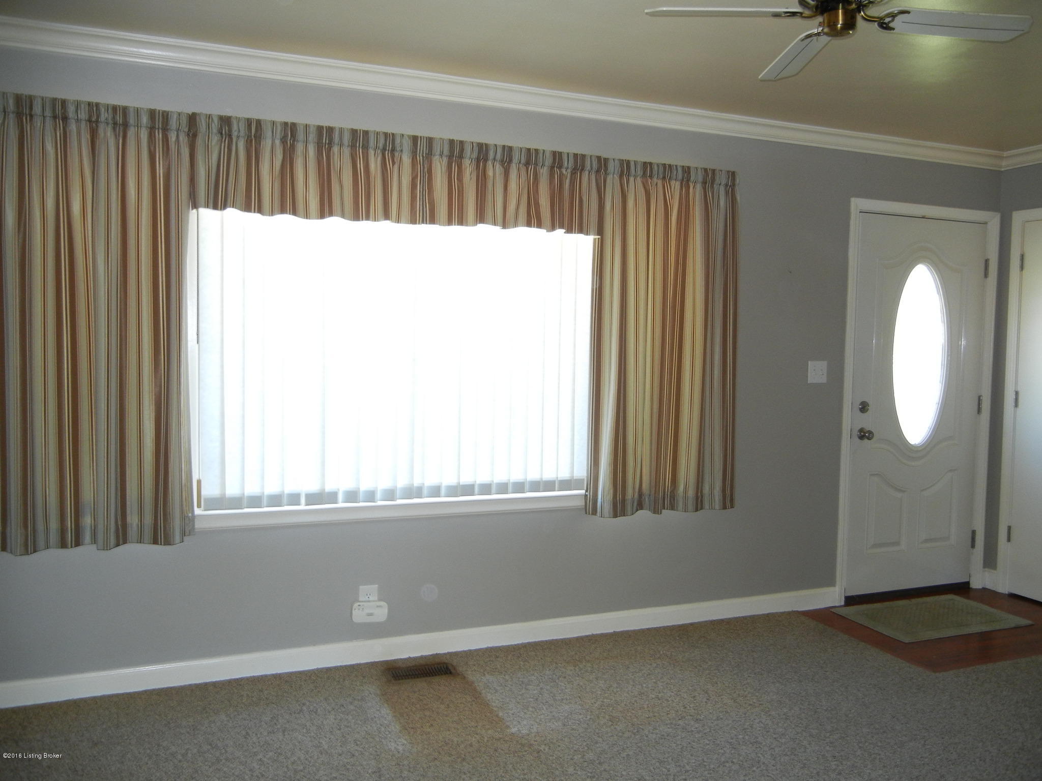 3042 Hendon Road Louisville, KY 40220 - Photo 2 of 13 Living Room / Entry