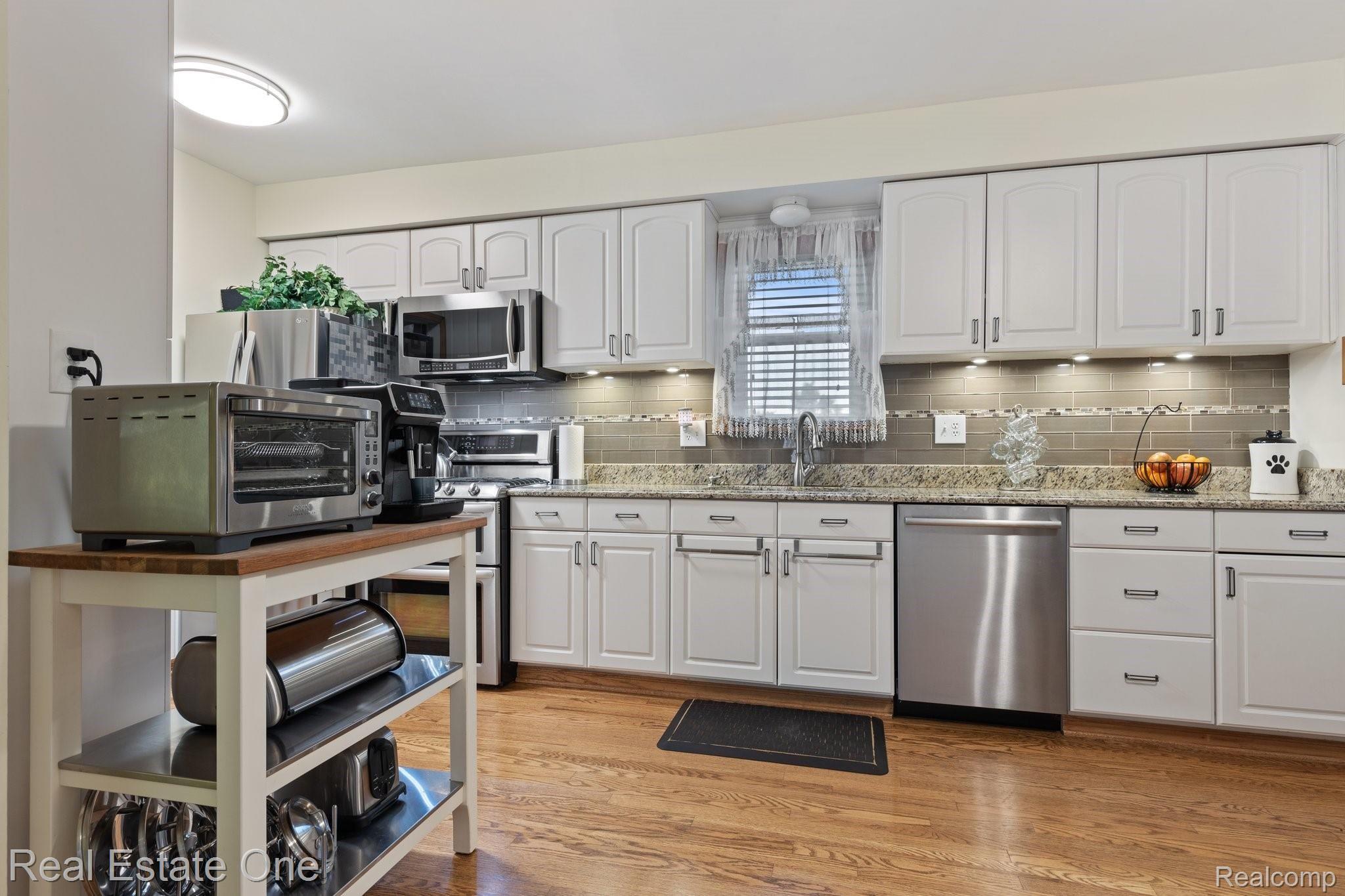 2721 Culbertson Avenue Rochester, MI 48307 - Photo 11 of 52 PLENTY OF CABINETS & COUNTERSPACE
