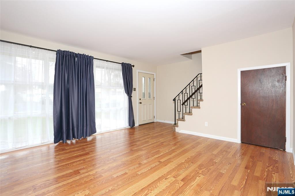324 Edstan Way Paramus, NJ 07652 - Photo 8 of 35