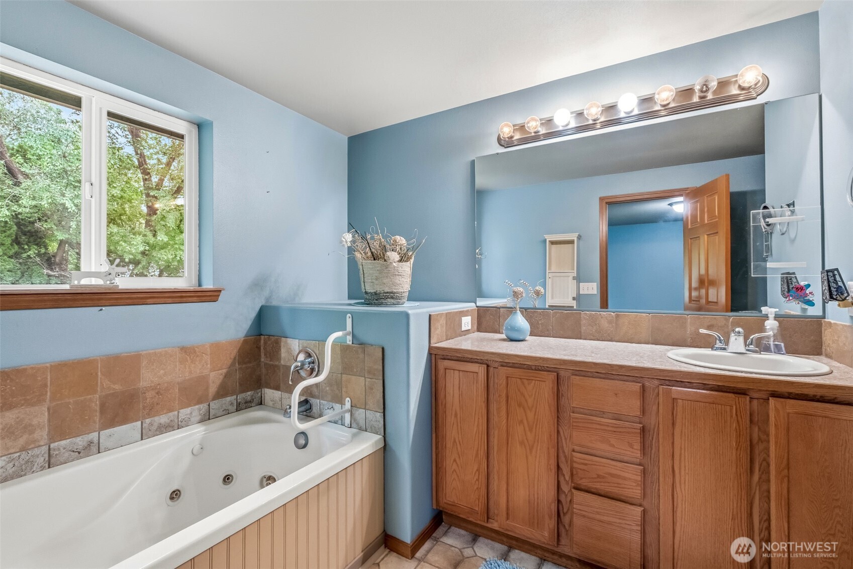 5197 Regan Road Cashmere, WA 98815 - Photo 14 of 29 a bathroom with a tub sink and mirror