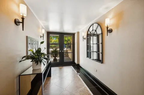 $1,290,000 | 1418 North La Salle Drive, Unit 3, Chicago, IL 60610