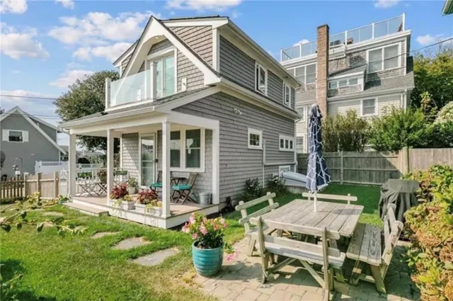 $2,400 | 21 Warren Avenue, Unit 21, Middletown, RI 02842