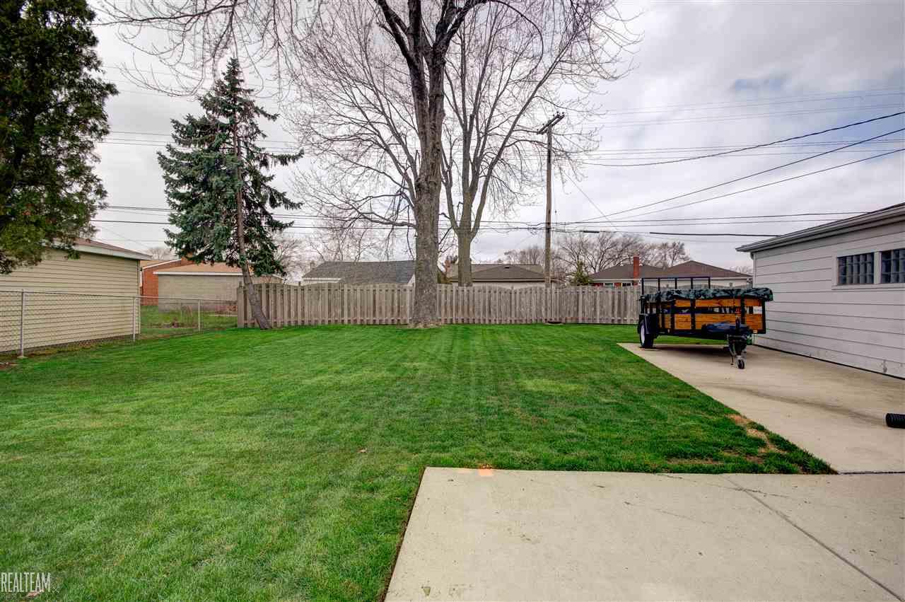 24835 Ridgecroft Avenue Eastpointe, MI 48021 - Photo 24 of 24 31286603-24.JPG