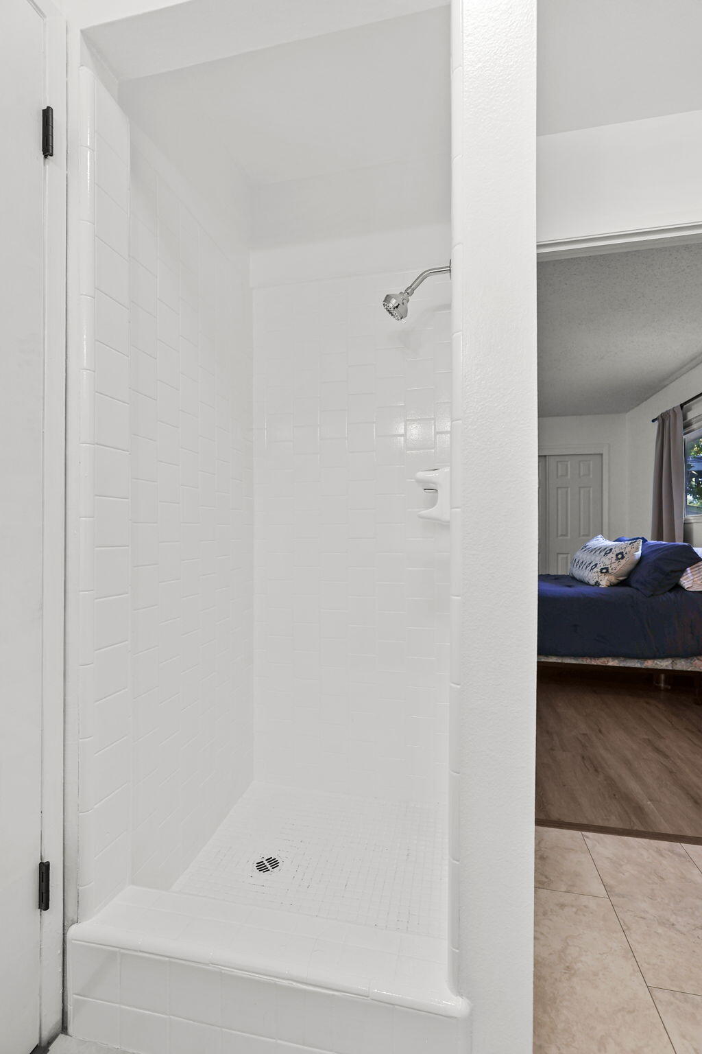 6958 Riverside Drive Redding, CA 96001 - Photo 16 of 30 a bathroom with a tub