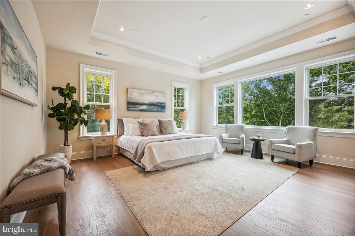 7600 Massena Road Bethesda, MD 20817 - Photo 52 of 102 a spacious bedroom with a bed and a couch