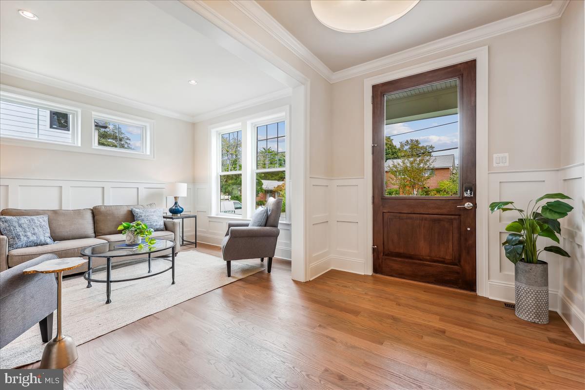 7600 Massena Road Bethesda, MD 20817 - Photo 7 of 102 a living room with furniture and a potted plant