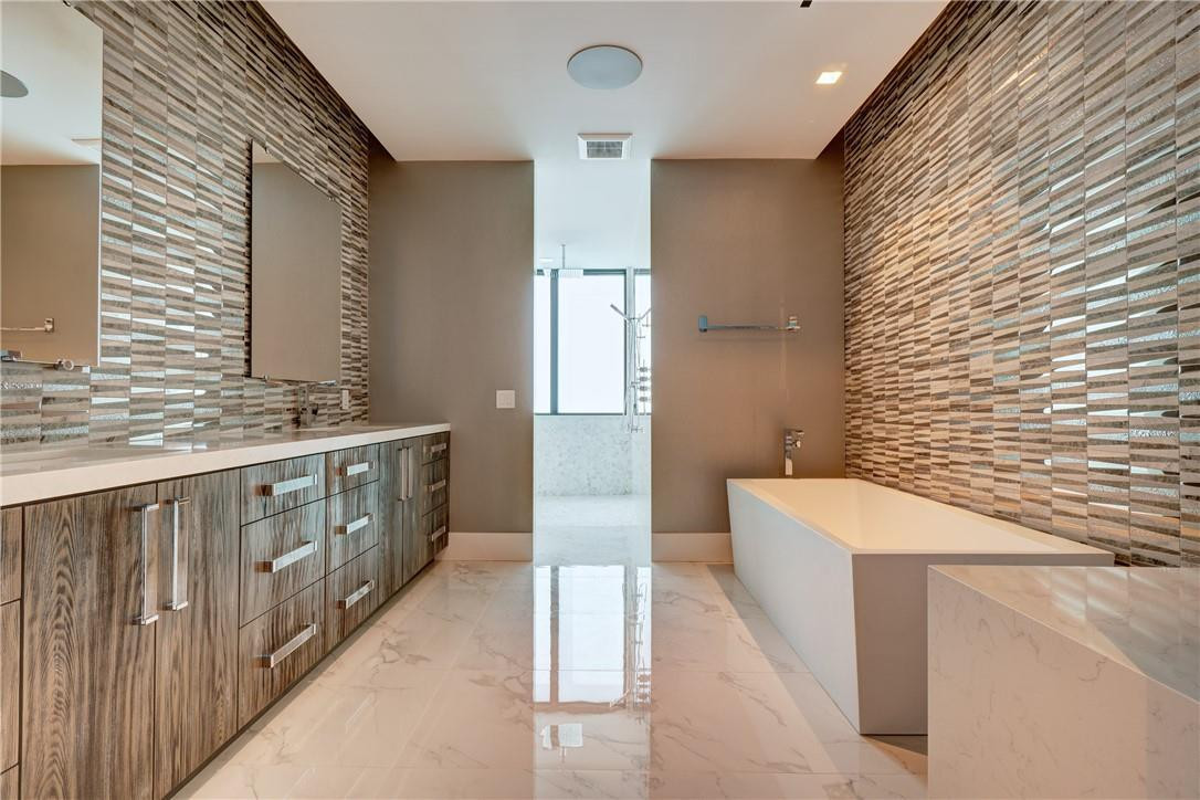 424 Northeast 5th Street Boca Raton, FL 33432 - Photo 32 of 51 a bathroom with 2 sink and a bathtub