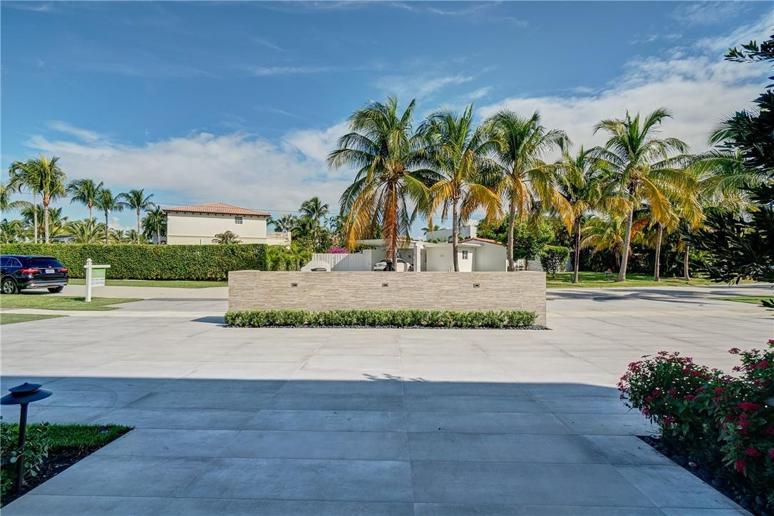 424 Northeast 5th Street Boca Raton, FL 33432 - Photo 42 of 51 a view of road with a yard and palm trees