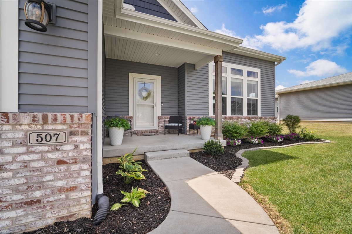 507 Raef Road Downs, IL 61736 - Photo 3 of 37 a front view of a house with garden