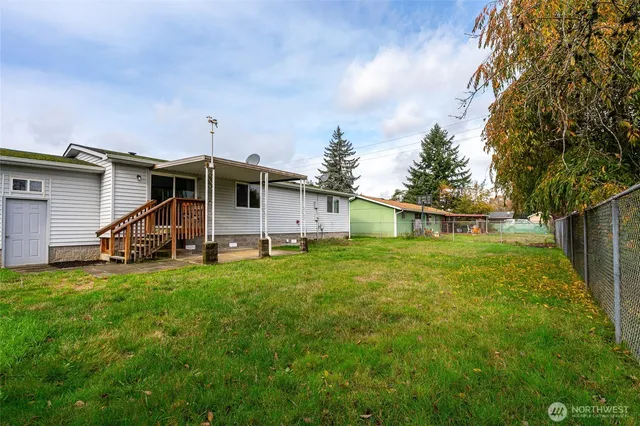 a view of a house with backyard and garden