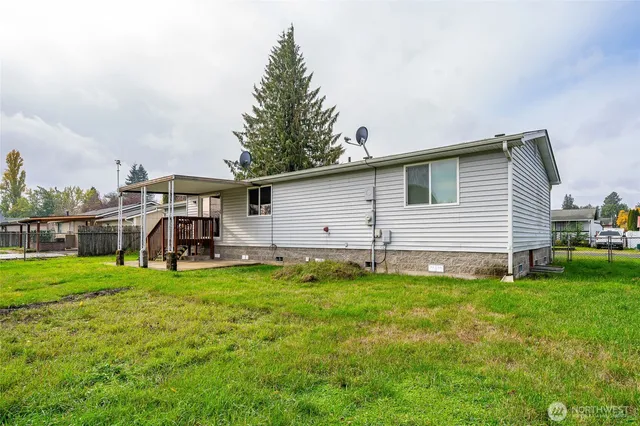 a view of a house with backyard