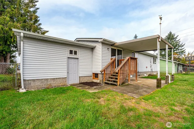a view of a house with backyard