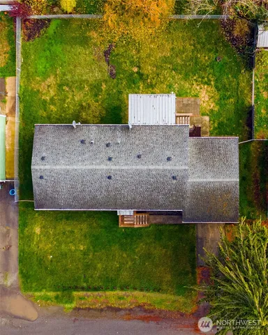 a view of a back yard