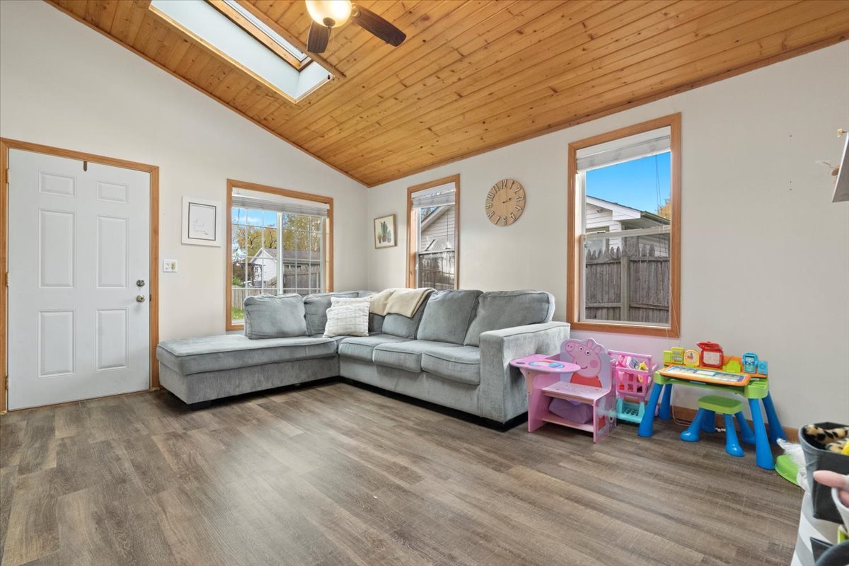 38195 Charleston Road Beach Park, IL 60087 - Photo 5 of 20