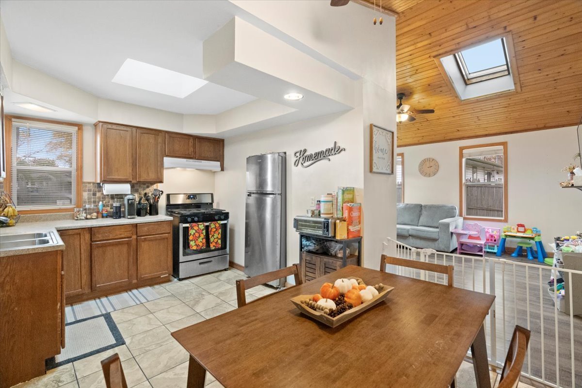 38195 Charleston Road Beach Park, IL 60087 - Photo 6 of 20