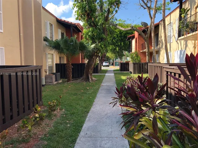 $1,950 | 10744 North Kendall Drive, Unit M16, Miami, FL 33176