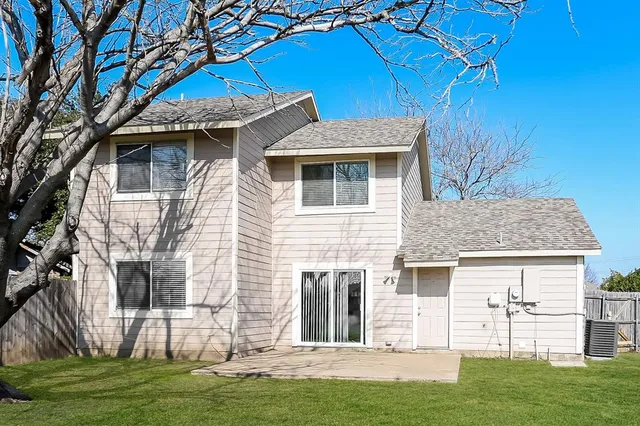 a picture of a park with an bench