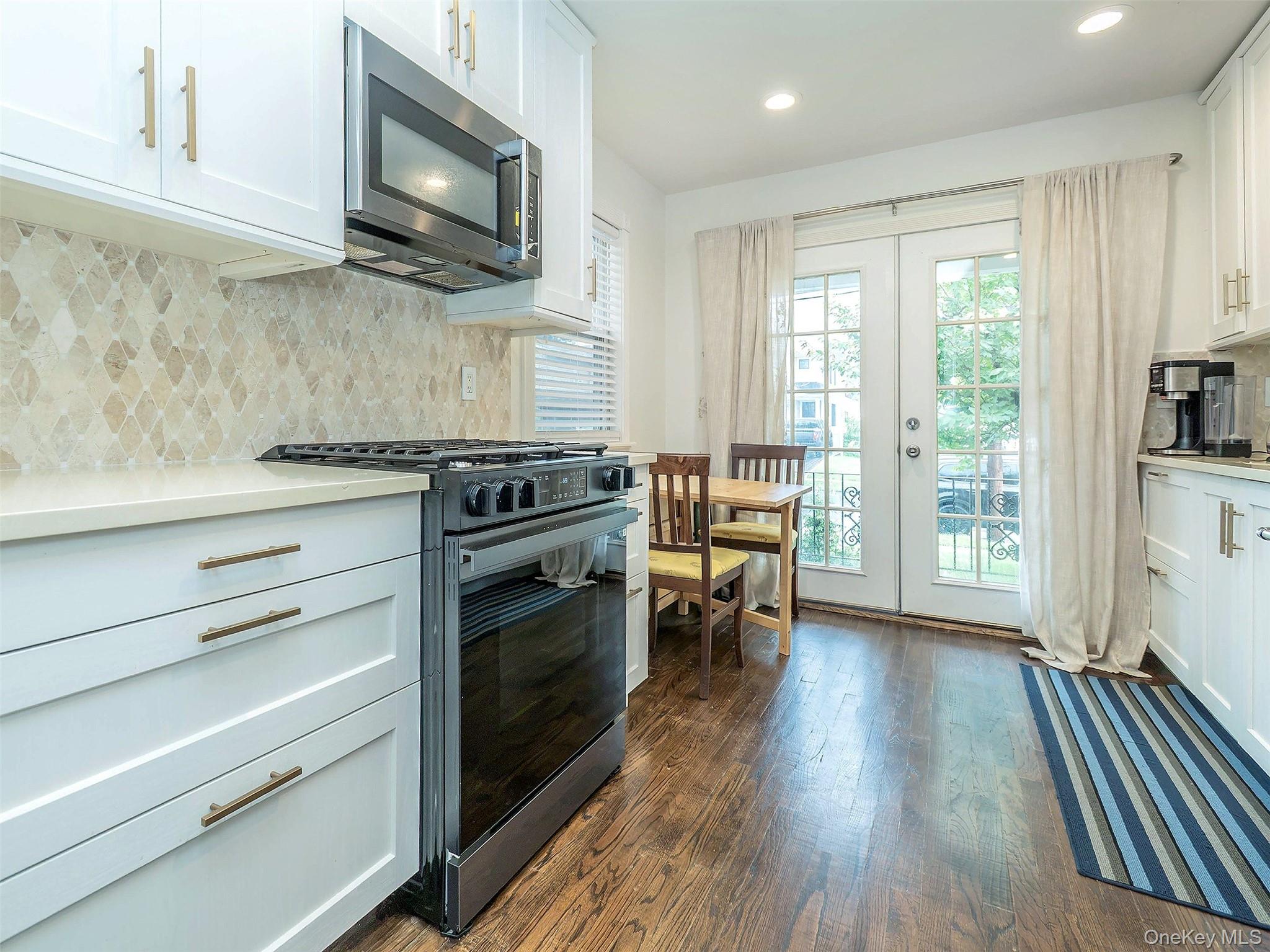 37 Dunwood Road, Unit B Port Washington, NY 11050 - Photo 4 of 27