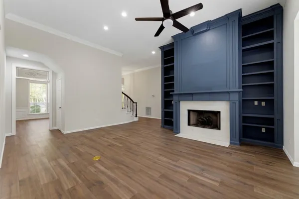 $935,000 | 23 Shearwater Place, The Woodlands, TX 77381