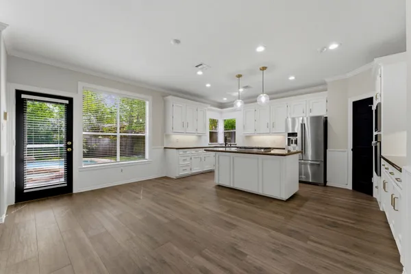 $935,000 | 23 Shearwater Place, The Woodlands, TX 77381