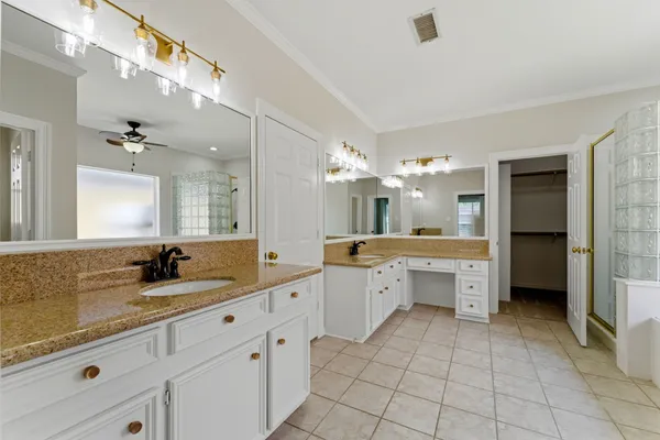 $935,000 | 23 Shearwater Place, The Woodlands, TX 77381