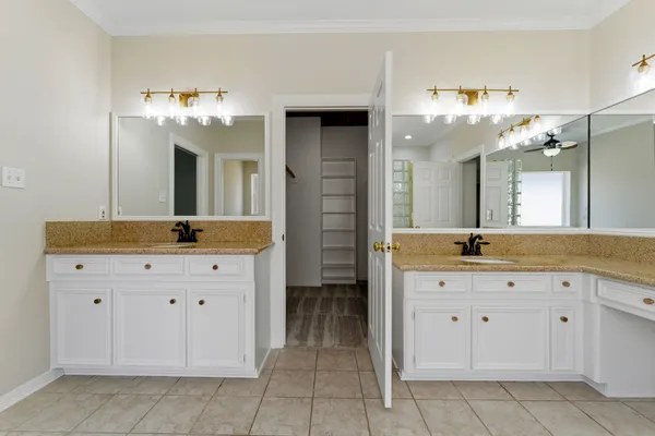 $935,000 | 23 Shearwater Place, The Woodlands, TX 77381