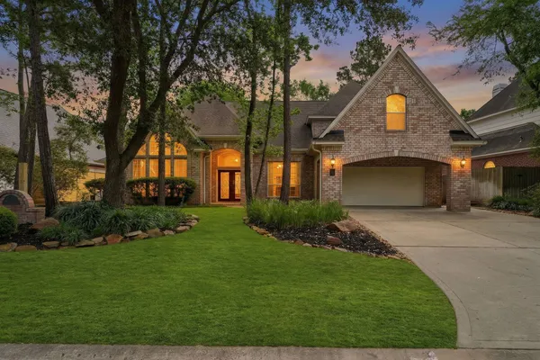 $935,000 | 23 Shearwater Place, The Woodlands, TX 77381