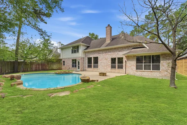$935,000 | 23 Shearwater Place, The Woodlands, TX 77381
