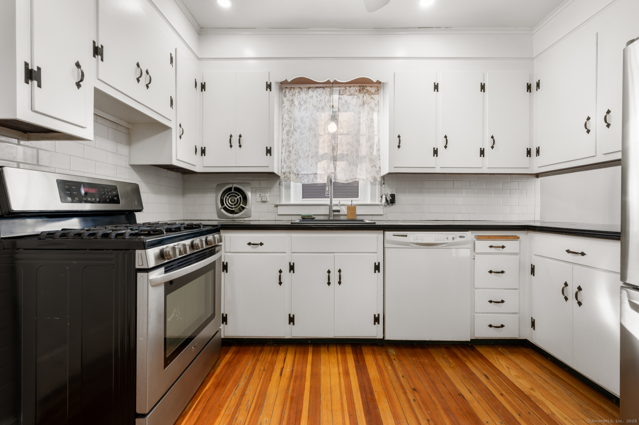 91 Fennbrook Road West Hartford, CT 06119 - Photo 4 of 40