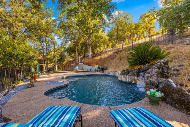 a view of a backyard