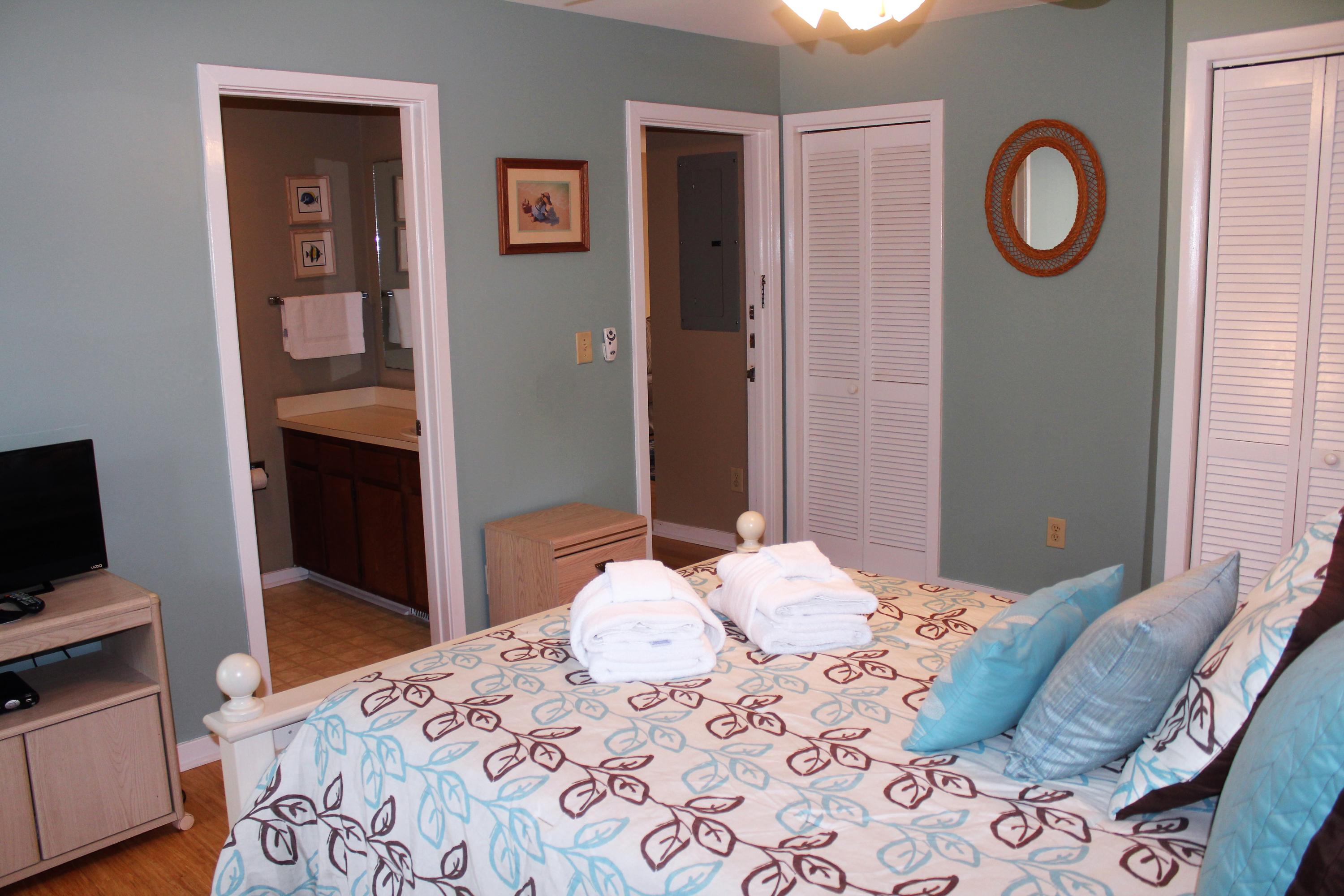 860 Club Cottage Road Edisto Beach, SC 29438 - Photo 17 of 65 Full bathroom in 2nd bedroom