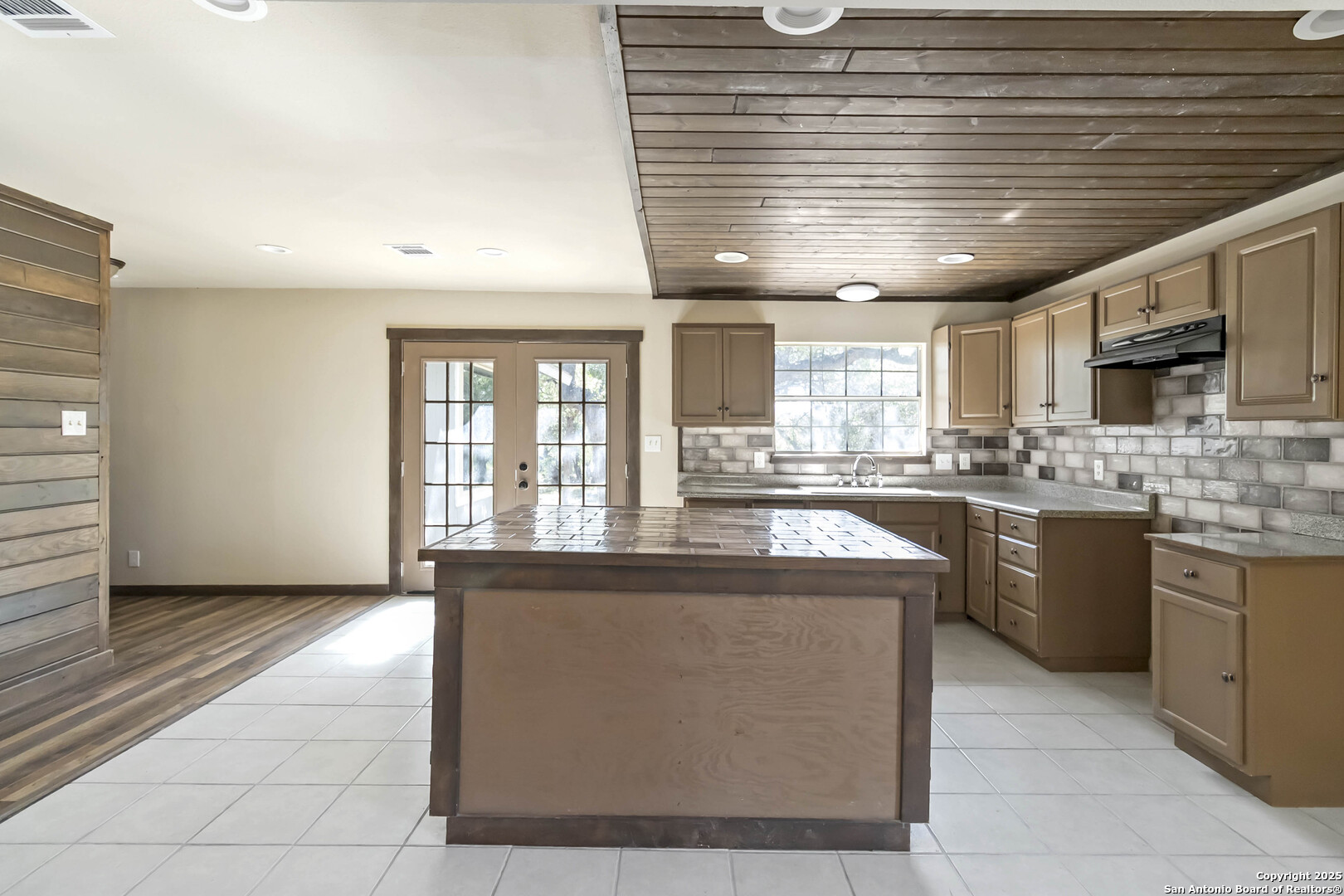 1260 Comanche Path Bandera, TX 78003 - Photo 8 of 23