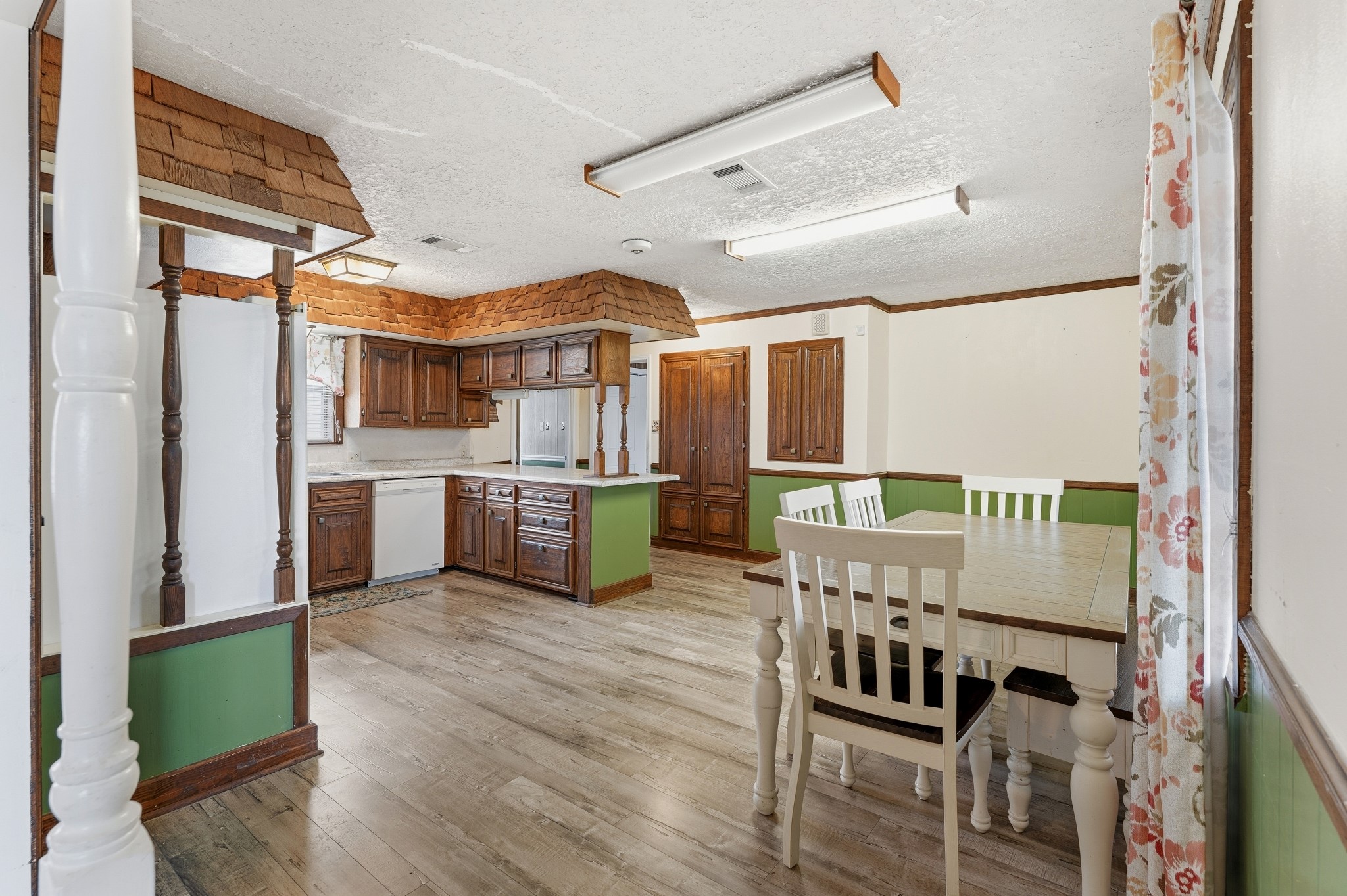 704 Cook Road Winnie, TX 77665 - Photo 4 of 18 Breakfast/Kitchen