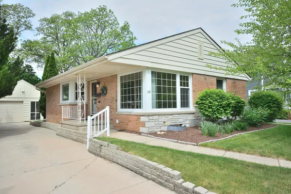 $465,000 | 122 North Maple Terrace, Oconomowoc, WI 53066