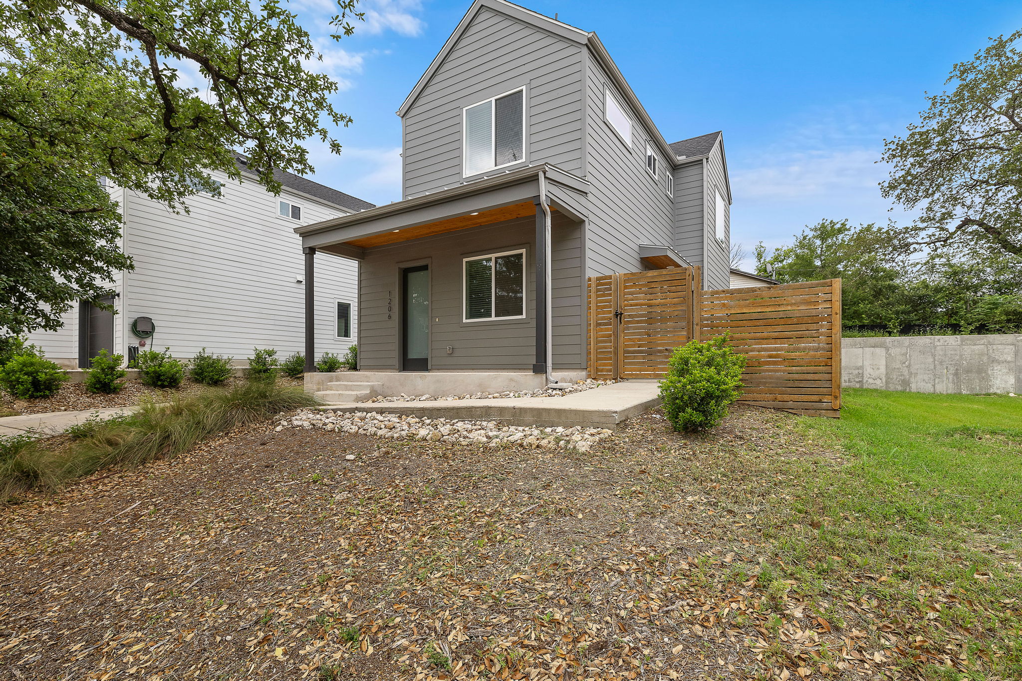 1206 Sarabeth Way Austin, TX 78721 - Photo 2 of 27 View of front facade with fence