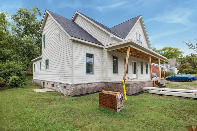 a view of a house with a backyard