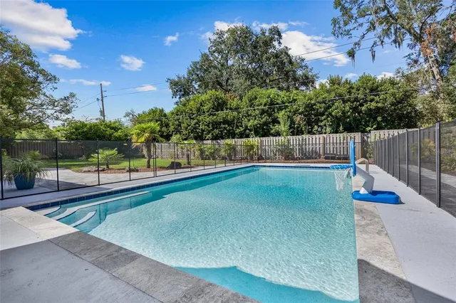 a view of a backyard