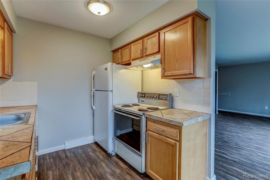 2165 Decker Road, Unit 32 Walled Lake, MI 48390 - Photo 3 of 17