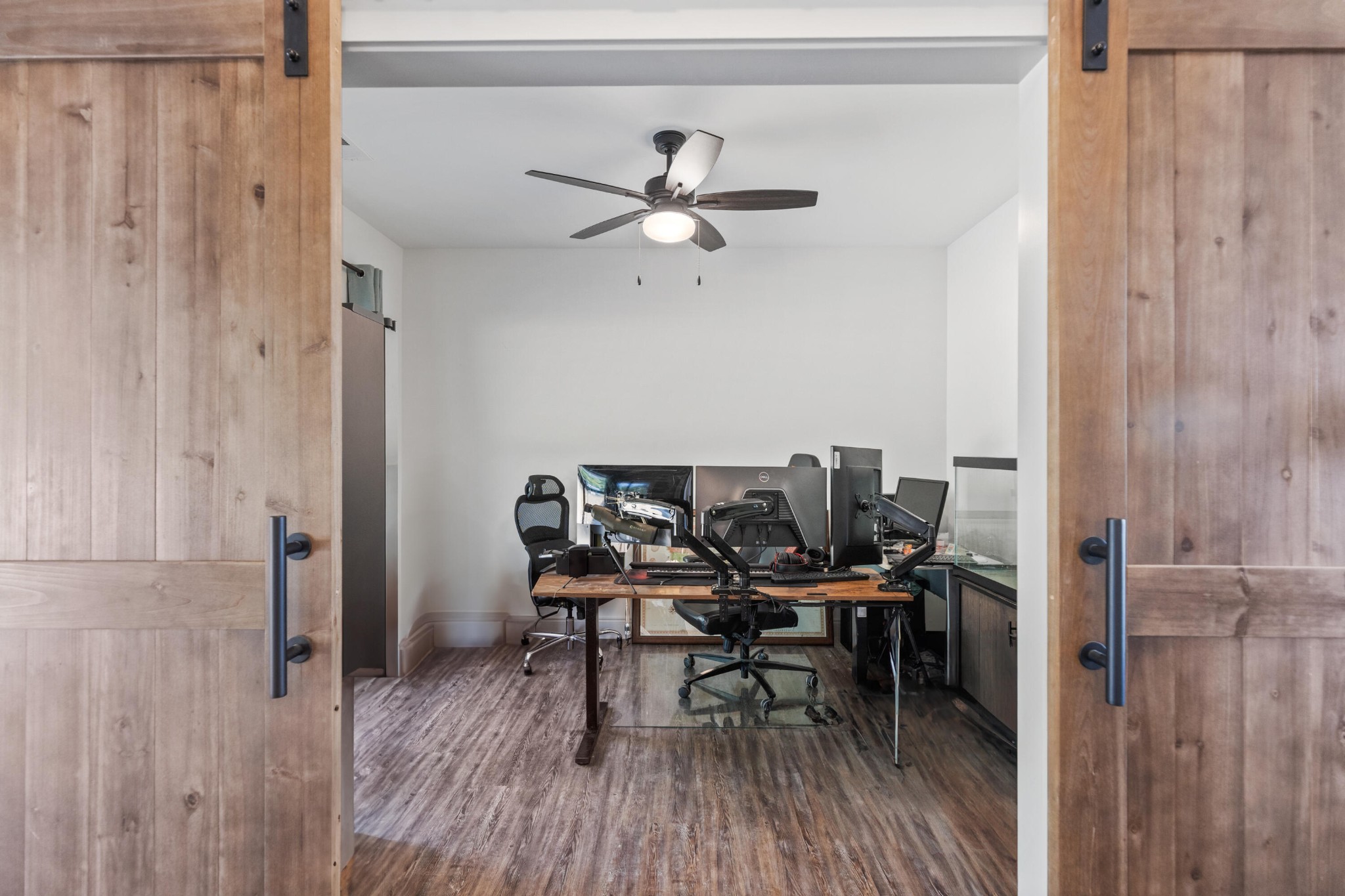 610 Summer City Firetower Road Pikeville, TN 37367 - Photo 18 of 60 a workspace with furniture and wooden floor