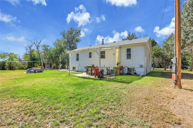 a view of a house with backyard