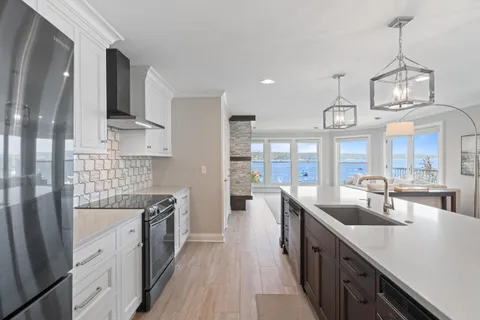 $2,210,000 | 432 Harvard Avenue, Fontana, WI 53125