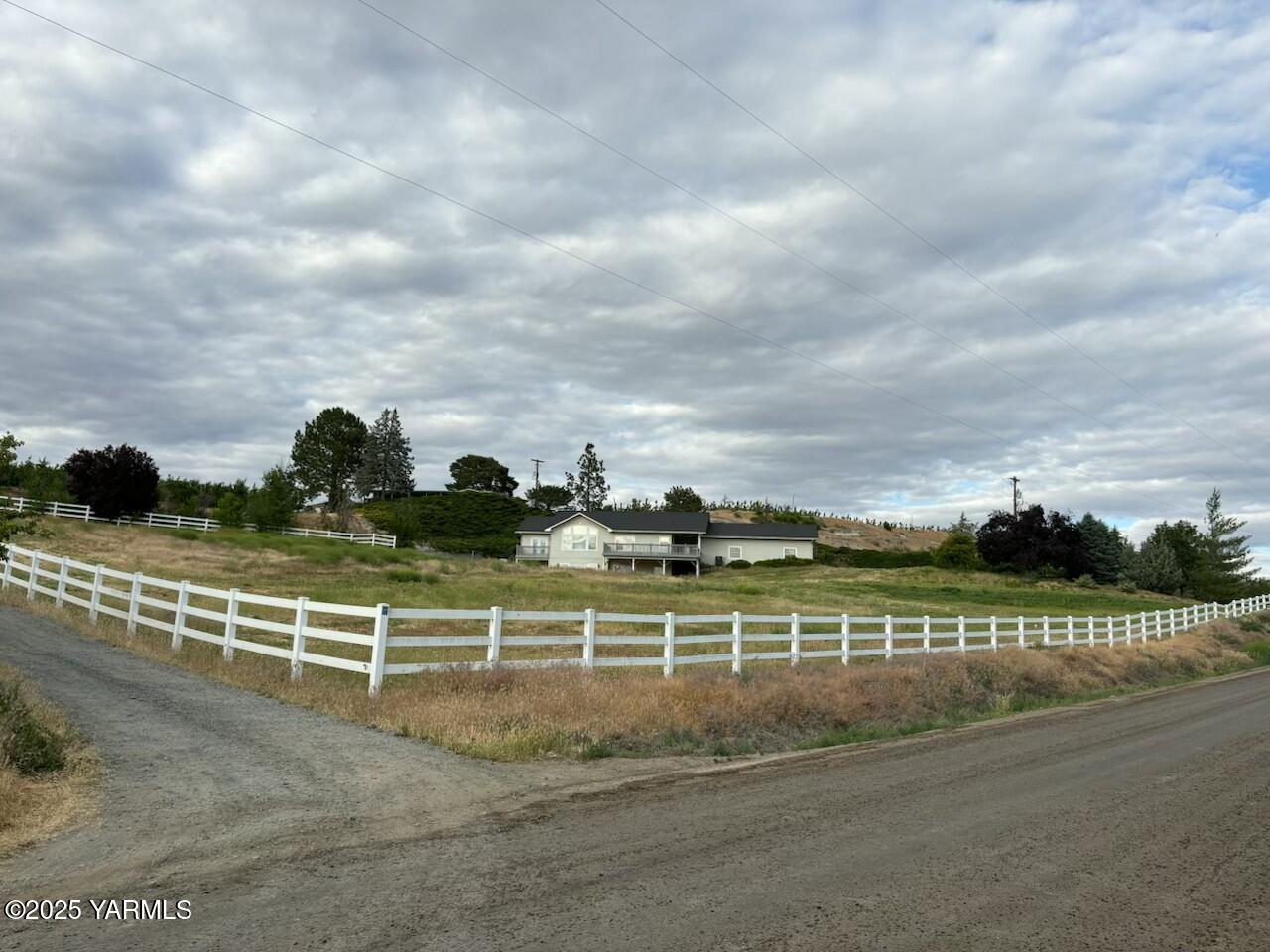 359 Riggins Road Wapato, WA 98951 - Photo 2 of 16 a view of river and houses