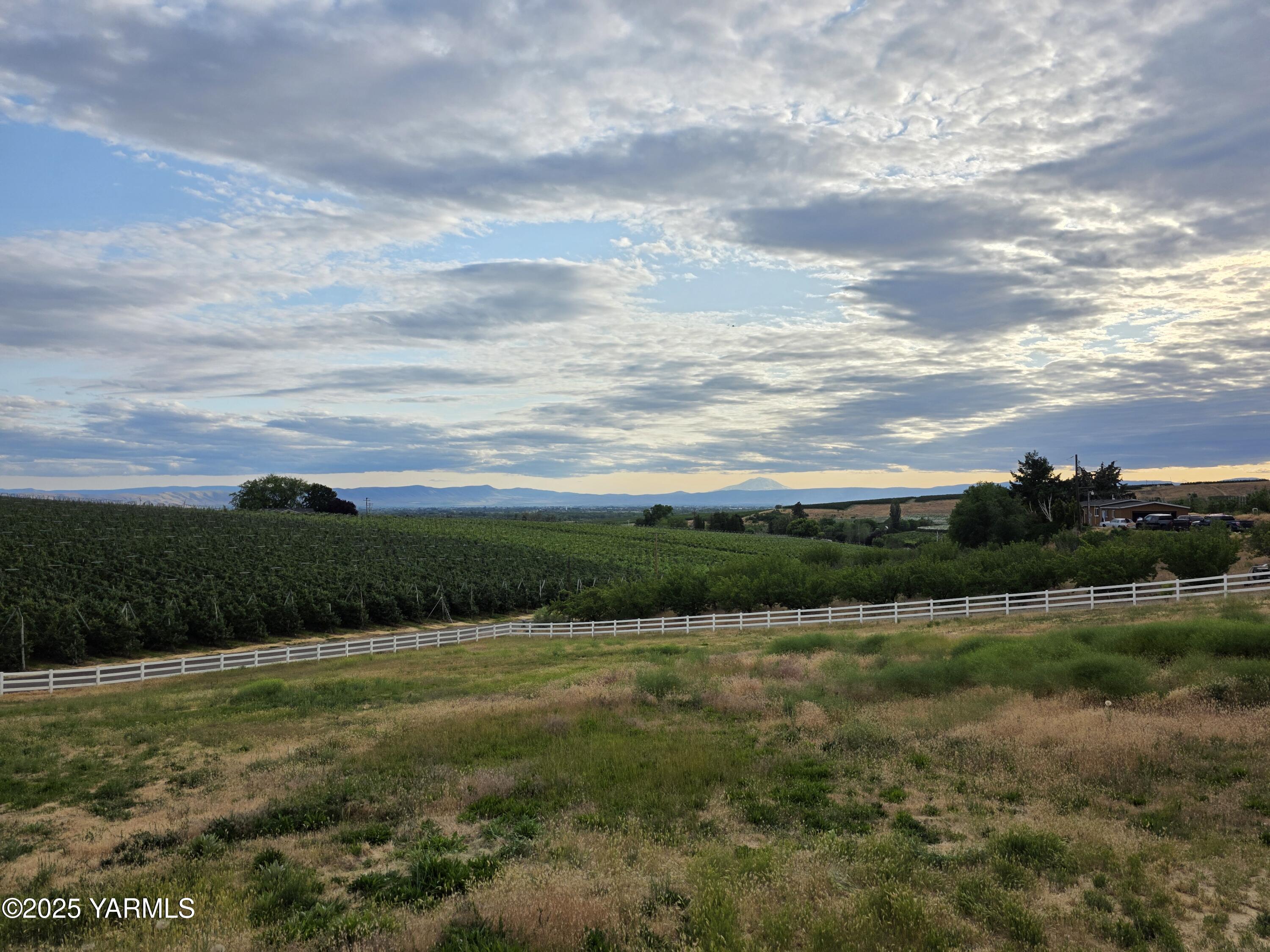 359 Riggins Road Wapato, WA 98951 - Photo 3 of 16 a view of a lake with a city
