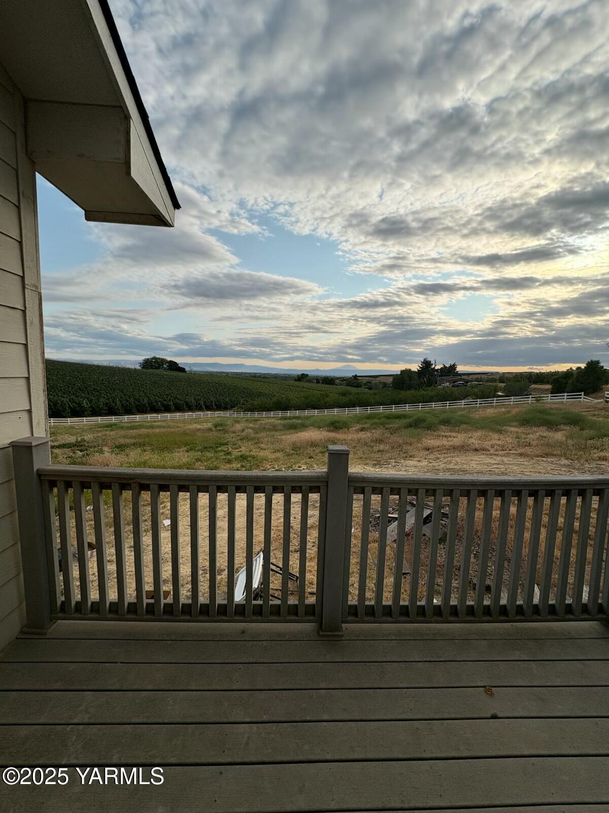 359 Riggins Road Wapato, WA 98951 - Photo 6 of 16 a view of a balcony