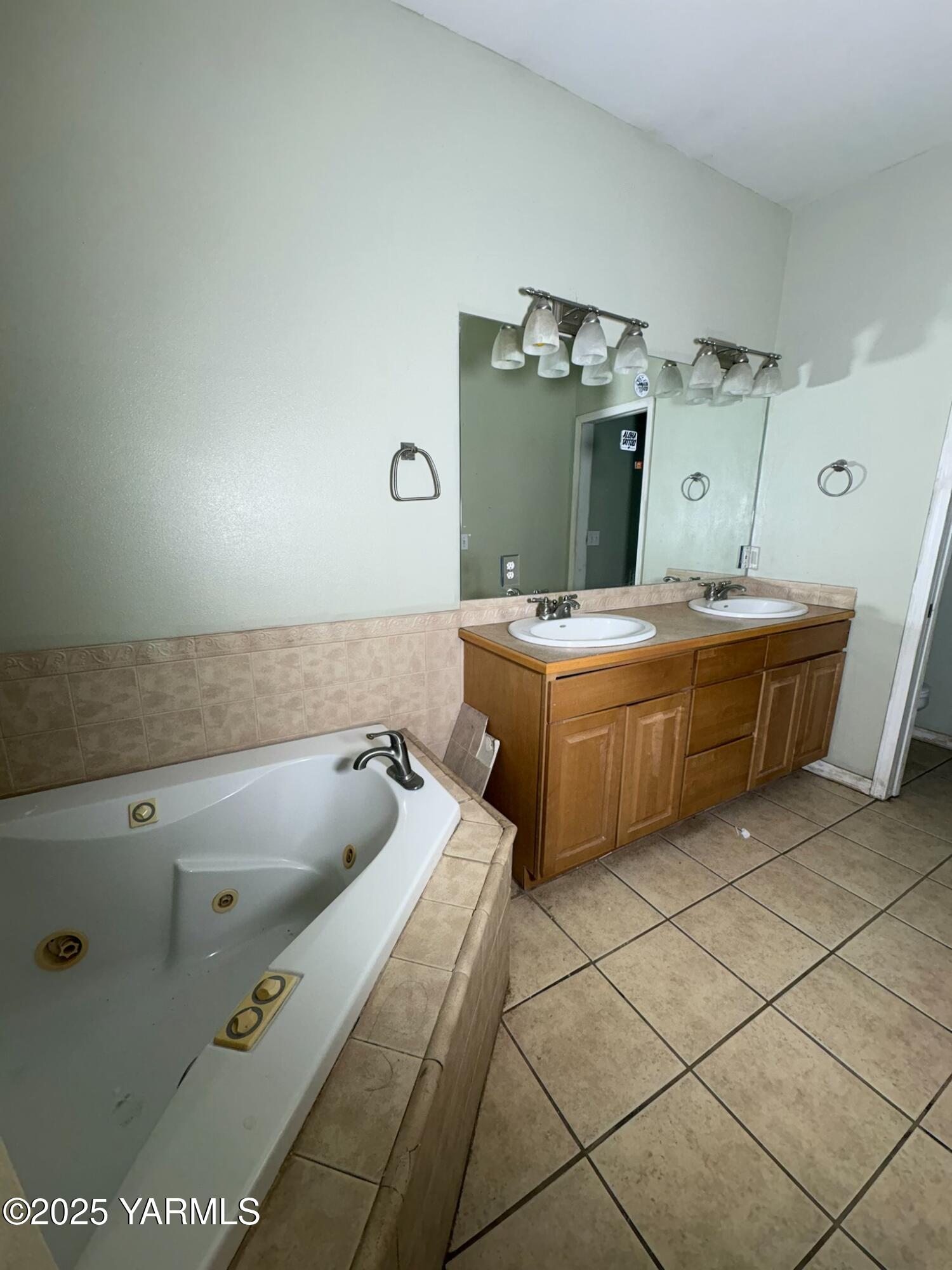 359 Riggins Road Wapato, WA 98951 - Photo 7 of 16 a bathroom with a tub sink and mirror
