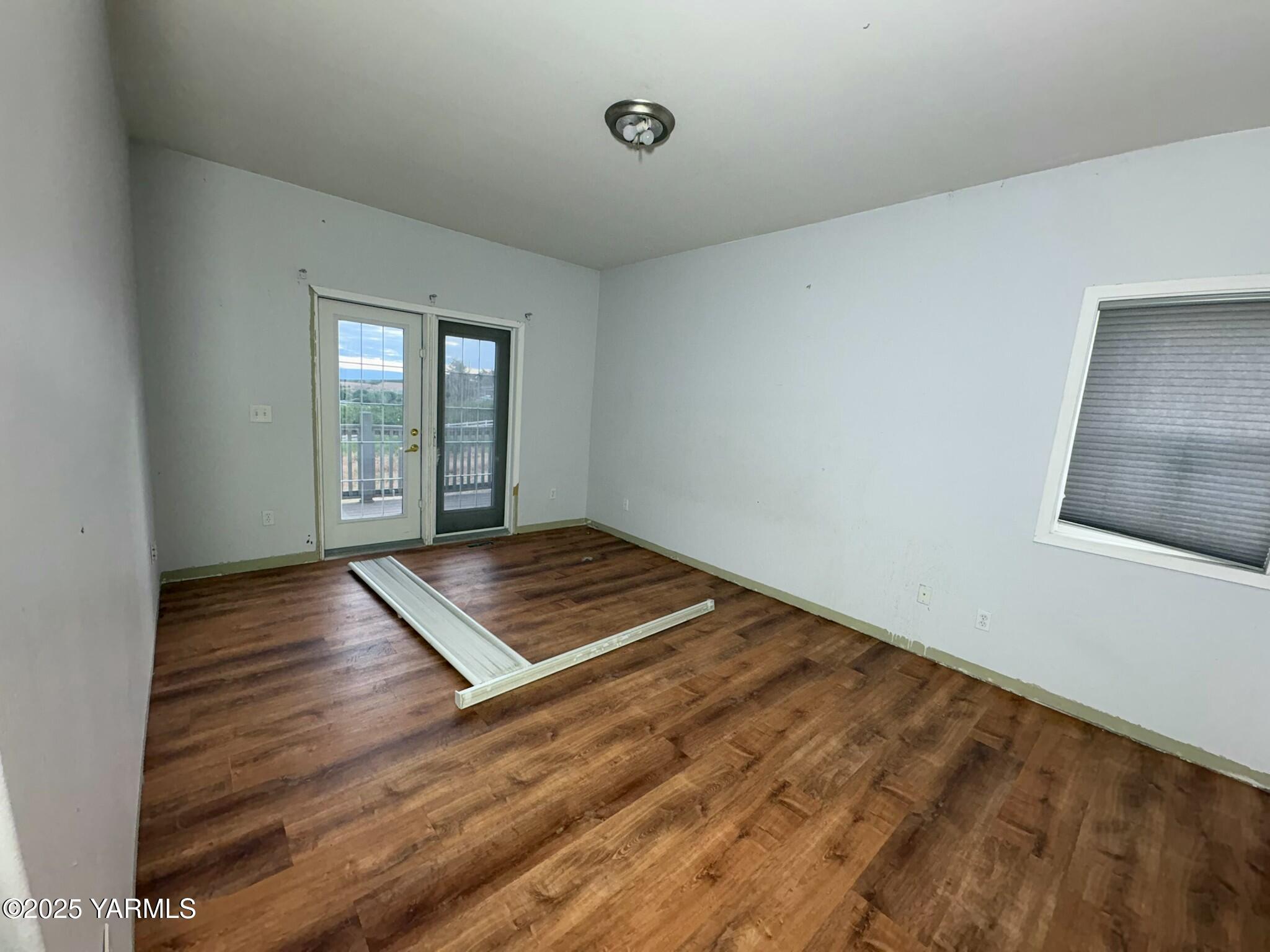 359 Riggins Road Wapato, WA 98951 - Photo 8 of 16 a view of an empty room and window