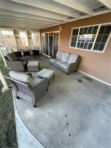 a view of a yard with an tree