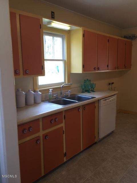 180 Violet Street Biloxi, MS 39531 - Photo 10 of 12 IMG_3222
