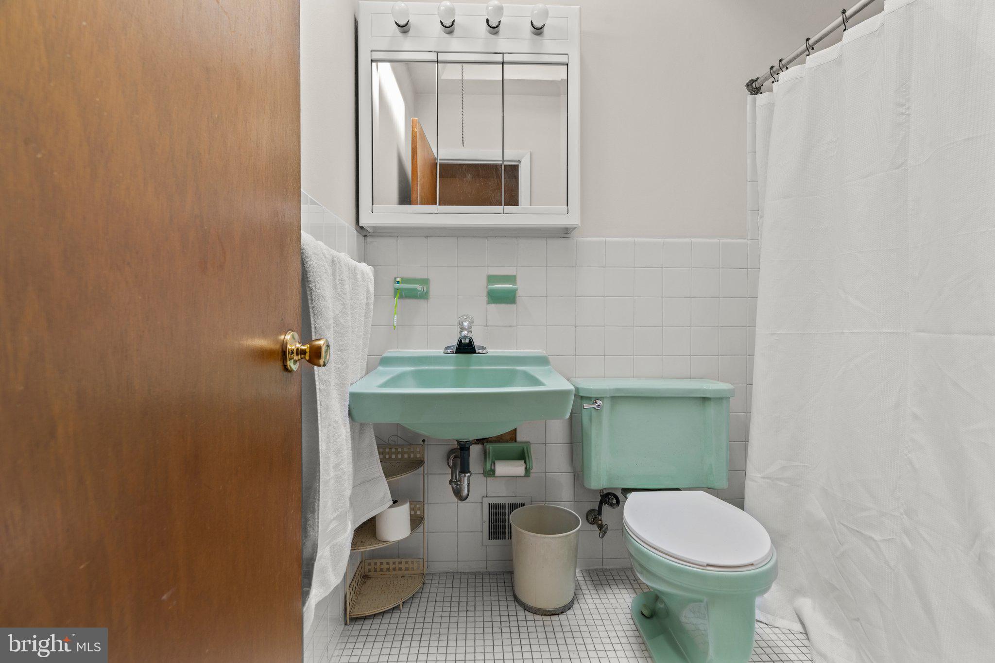7300 Hill Road Philadelphia, PA 19128 - Photo 16 of 31 Hall Bath
